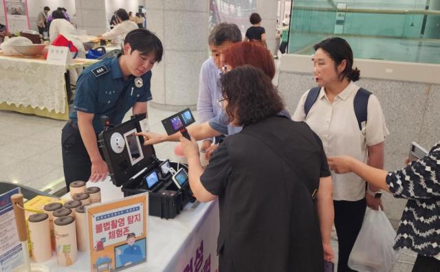 포항남부경찰서는 양성평등 주간을 맞아 1일 포항문화예술회관에서 개최된 제27회 세오녀문화제 행사장을 방문한 시민 1000여 명을 대상으로 ‘불법카메라 탐지 체험존’ 및 스토킹·교제