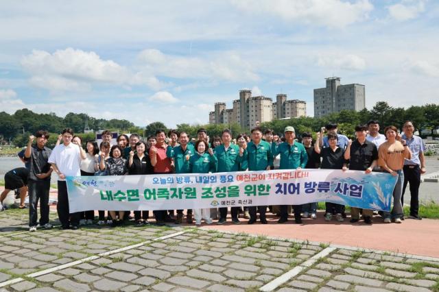 참석자들은 유전자·전염병 검사를 마친 동자개·붕어·잉어 등 치어를 한천에 방류했다. (사진 = 예천군)