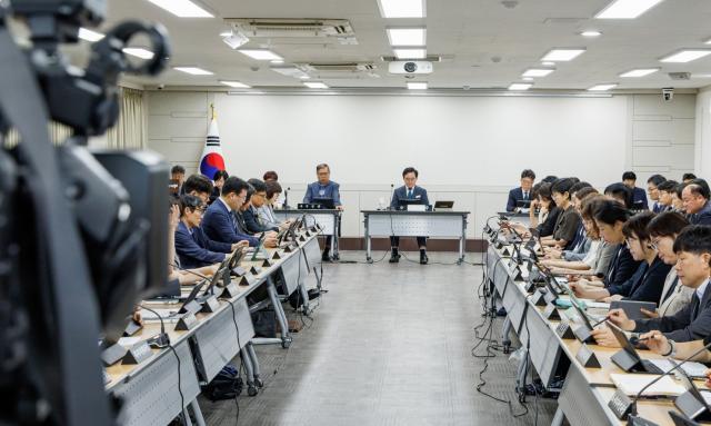 진교훈 서울 강서구청장(정면 가운데)이 1일 구청에서 열린 확대간부회의를 주재하고 있다. (사진 = 강서구청)