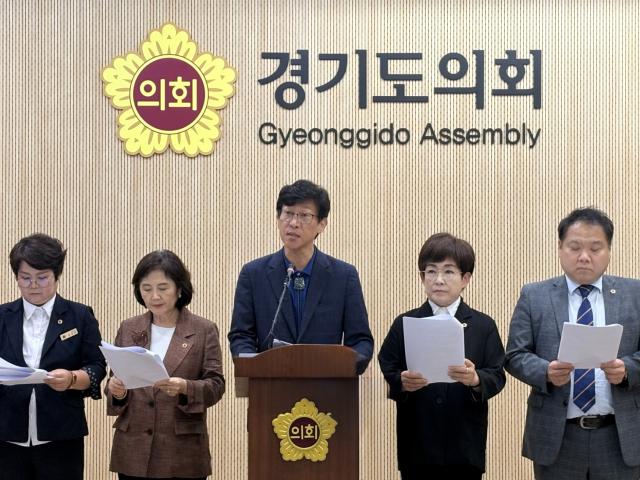 국중범 경기도의회 교육기획위원장이 1일 오후 도의회에서 교육기획위원회 위원들과 함께 지방교육재정교부금 축소 개편을 반대하는 기자회견을 하고 있다. (사진 = 경기도의회)