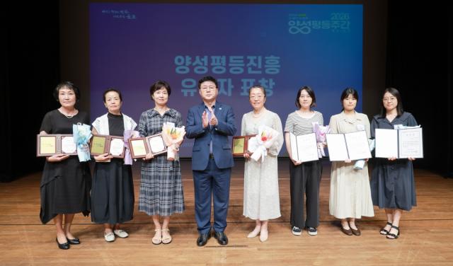 1일 군포문화예술회관 철쭉홀에서 열린 ‘2026 양성평등주간 기념행사’에서 한대희 군포시장이 유공자 표창자들과 기념촬영을 하고 있는 모습. (사진 = 군포시)
