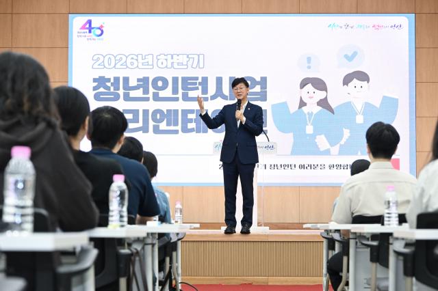 이민근 시장이 1일 안산시청 대회의실에서 진행한 ‘026년 하반기 청년인턴 오리엔테이션’에서 청년인턴들에게 환영사를 하고 있다. (사진 = 안산시)