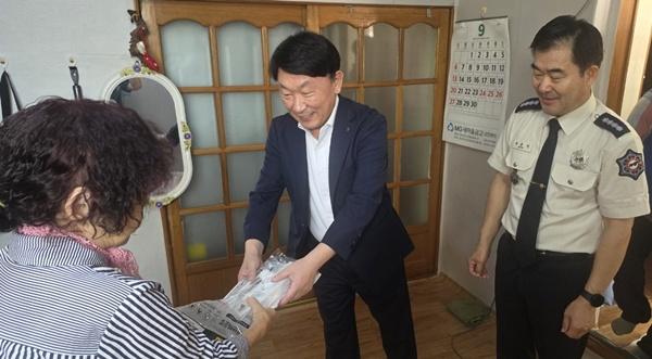 강진군과 강진소방서가 재난취약가구에 안전점검 및 안전용품을 전달하고 있다. (사진 = 강진군)