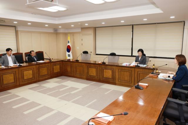 군포시의회 행정복지위원회가 1일 제289회 제1차 정례회 안건 심의를 앞두고 사전 간담회를 진행하고 있다. (사진 = 군포시의회)
