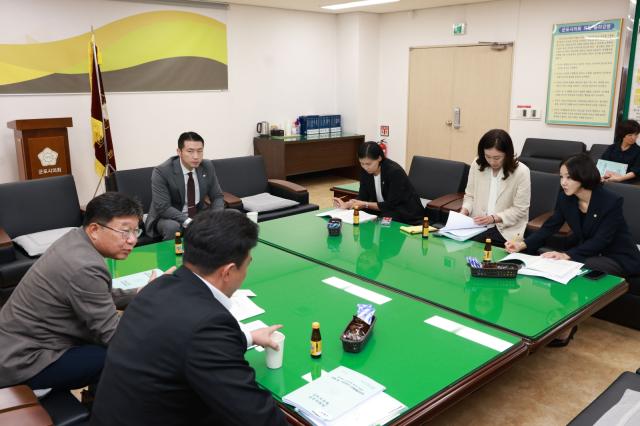 군포시의회 산업건설위원회가 1일 제289회 제1차 정례회 안건 심의를 앞두고 사전 간담회를 진행하고 있다. (사진 = 군포시의회)