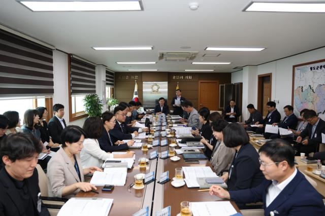 청도군의회는 2일 오전 10시 의장실에서 의원 7명과 집행부 간부공무원이 참석한 가운데 9월 의원 정례간담회를 개최했다. (사진 = 청도군의회)