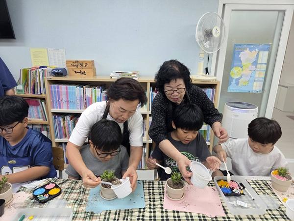 장흥군여성단체협의회가 지역아동센터에서 ‘탄소중립 실천! 나만의 지구정원 만들기’ 체험 프로그램을 운영하고 있다. (사진 = 장흥군)
