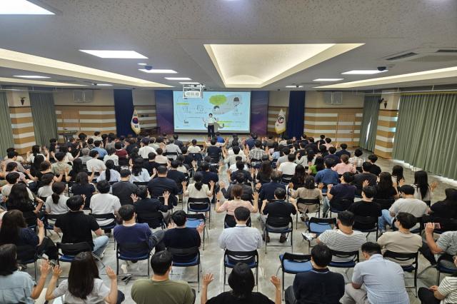청도군은 지난 1일 대회의실에서 공직사회의 청렴문화 정착과 청렴의식 제고를 위해 전 공무원을 대상으로 ‘2026년 반부패·청렴교육’을 실시했다. (사진 = 청도군)