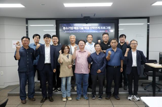 영남이공대학교가 인공지능(AI)을 활용해 지역 중소·중견기업의 현장 애로기술을 해결하고 기업의 디지털 전환을 지원하는 산학연계 프로그램을 성공적으로 마무리했다. (사진 = 영남이공