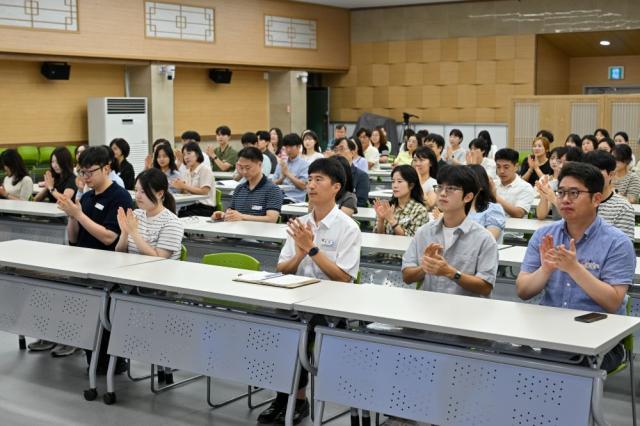 직원들은 민원 답변문 작성, 시민의 입장을 고려한 공감형 답변 구성, 민원 응대용 대화형 인공지능 활용, 보고서 초안 작성, 회의 내용 요약 등 실제 업무와 밀접한 사례를 바탕으로