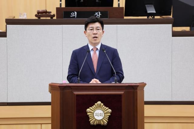 백진오 의원이 시민의 대중교통 이용 편의를 높이면서 시의 재정부담을 줄일 수 있는 ‘여수형 스마트쉘터’ 도입을 제안했다. (사진 = 여수시의회)
