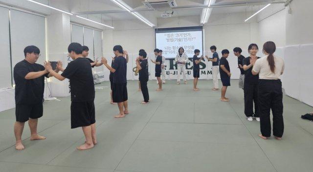 청소년들 주짓수와 인문학을 접목한 활동 하고 있다 (사진 = 광양시청)