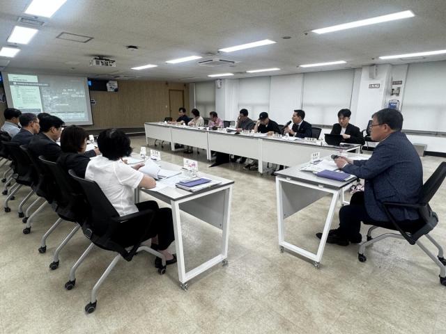 안양시가 1일 오후 4시 시청 4층 회의실에서 제2차 안양시 공공디자인 진흥계획 2차 중간보고회를 개최하고 있다. (사진 = 안양시)