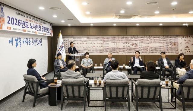정명근 화성시장(뒷 줄 오른쪽 세번째)이 공동선언식에서 발언을 하고 있다. (사진 = 화성시)