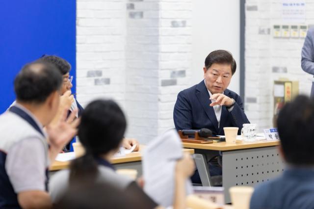 박승원 광명시장이 2일 오후 시청 중회의실에서 열린 민주노총 경기중부지부 광명시 사업장 대표자들과의 간담회에서 소통하고 있다. (사진 = 광명시)