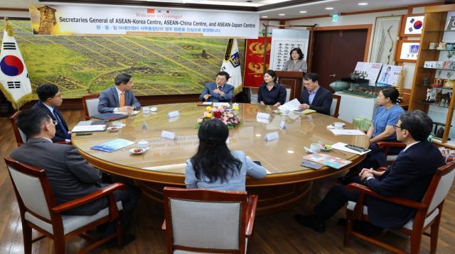주낙영 경주시장은 2일 시청에서 한·중·일 3국의 아세안센터 사무총장단과 만나 경제·문화·관광·인적 교류 등 협력 확대 방안을 논의했다. (사진 = 경주시)