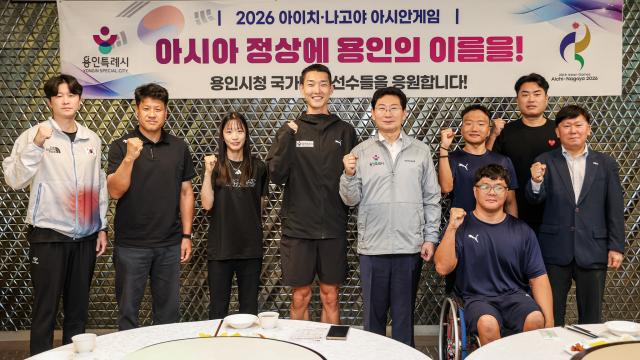 이상일 용인특례시장이 2일 아시안게임에 출전하는 시 소속 선수들과 기념촬영을 하고 있다. (사진 = 용인특례시)