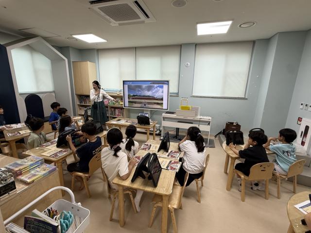 GH가 하남시 다함께돌봄센터 감일복합청사와 종합복지타운에서 초등학생을 대상으로 ‘국가유산 꿈쟁이’ 체험 프로그램을 진행하고 있다. (사진 = GH)