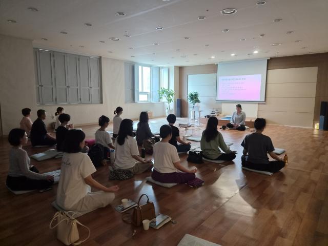 지난달 29일 충북 청주시 오창에 위치한 담마샨티요가에서 ‘라마나 마하리쉬의 참나탐구와 판단중지(에포케)’를 주제로 특강이 진행됐다. 사진은 에너지 명상 실습 모습. (사진 = 원