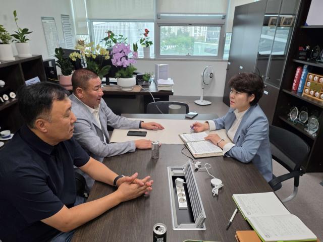 2일 조명자 경기도의원이 경기도개인택시운송조합 수원시조합 관계자들과 정담회를 갖는 모습. (사진 = 경기도의회)