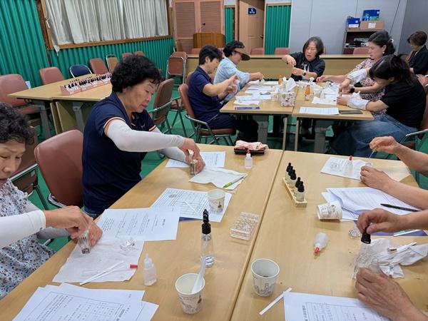 강진군 칠량면사무소에서 최근 주민들이 나만의 향수만들기를 하고 있다. (사진 = 강진군)