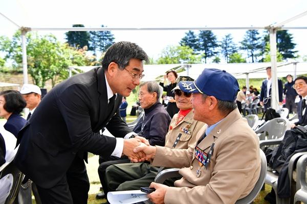박종원 담양군수(사진 왼쪽)가 주민들과 반갑게 인사를 나누고 있다. (사진 = 담양군)