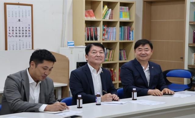 안철수 국회의원과 김종환 시의원이 판교로 일대 주민대표들과 소음저감대책 간담회를 하고 있다. (사진 = 김종환 의원실)