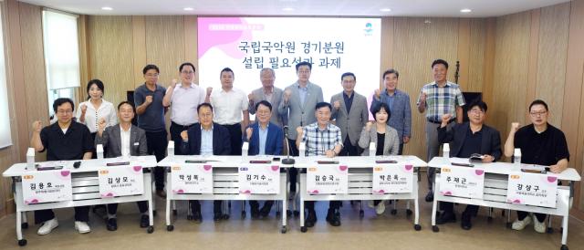 ‘2026 지영희학술토론회’ 참여자들이 기념촬영을 하고 있다. (사진 = 평택시)
