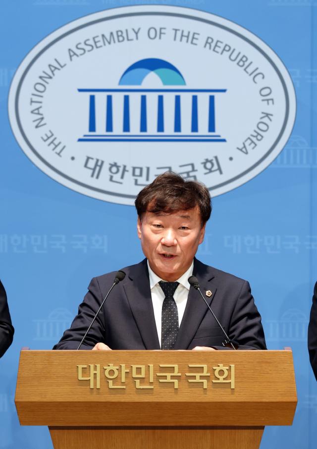 남종섭 경기도의회 의장이 3일 국회 소통관에서 지방의회법 제정 촉구 기자회견을 하고 있다. (사진 = 경기도의회)