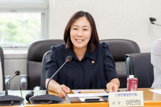 의원연구단체 ‘스마트행정연구회’ 이민희 대표가 발언하고 있다. (사진 = 용인특례시의회)
