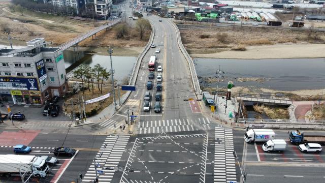 처인구가 왕산교에서 외국어대사거리로 진입하는 차로를 4차로로 확장했다. 사진은 공사 전 모습. (사진 = 용인특례시)