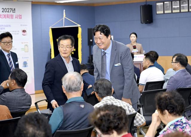 2026년 월롱면 주민총회에 참석한 손배찬 파주시장이 주민들과 반갑게 인사하고 있다. (사진 = 파주시)
