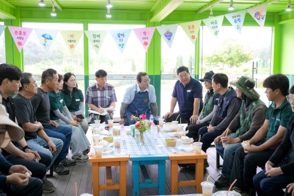 손훈모 순천시장이 순천만국가정원 정원 관리사 및 관계자들과 소통하고 있다. (= 순천시)
