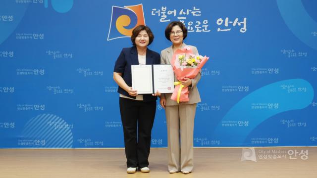 안성시가 경기도 주관 ‘2026년 미세먼지 저감 추진 시·군 평가’에서 최우수 기관으로 선정된 가운데 김보라 시장(오른쪽)이 시를 대표해 수상 기념촬영을 하고 있다. (사진 = 안