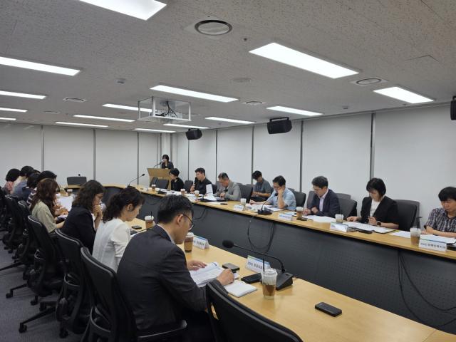 ‘경기도 돌봄체계 혁신 특별조직(TF) 제3차 회의’가 열리고 있다. (사진 = 경기도)
