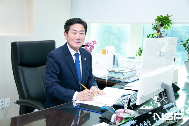 조용호 오산시장이 집무실에서 미소를 짓고 있다. (사진 = 조현철 기자)
