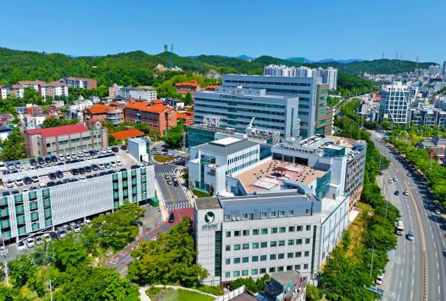 포항성모병원 산부인과 박훈량 과장이 대구·경북 지역 최초로 다빈치 로봇수술 장비를 이용한 v-NOTES(노츠) 수술에 성공했다. (사진 = 포항성모병원)