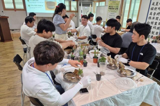 회원들은 테라리움 만들기를 접목한 치유농업 특강과 농업인문학 강의를 듣고 AI를 활용한 사업계획서·신청서 작성법을 익혔으며, 체육행사와 야외 프로그램에 참여한 뒤 행사장과 주변에서