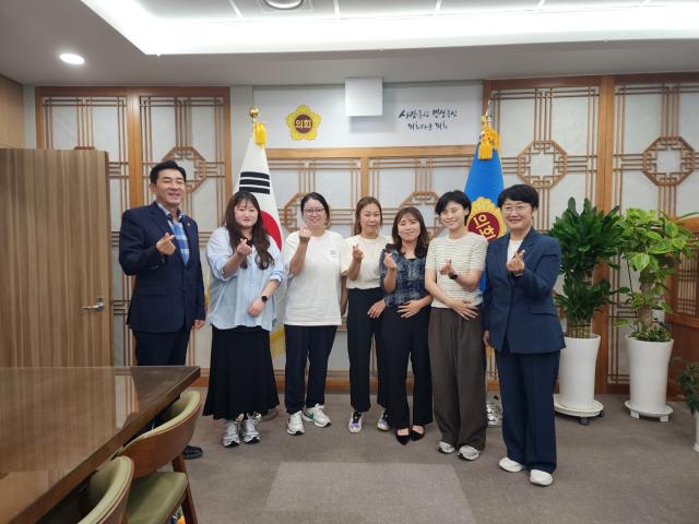 엄교섭 경기도의원(왼쪽 첫번째)이 3일 도의회에서 용인초등학교 특수교육 대상 학생 학부모들을 만나 학급 및 교실 증설 확정 소식을 설명한 뒤 함께 기념촬영을 하고 있다. (사진 =