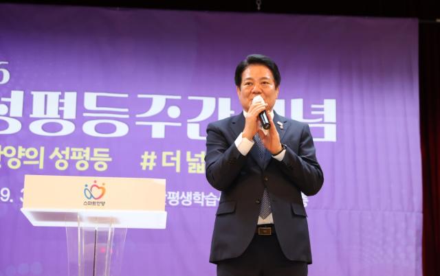 3일 동안평생학습센터 강당에서 열린 ‘2026년 양성평등주간 기념 행사’에서 최대호 안양시장이 격려사를 하고 있다. (사진 = 안양시)