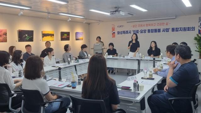 3일 이연옥 화성시 통합돌봄과장이 통합지원회의 및 케어안심주택 현장 참관에서 통합돌봄 운영 사례를 설명하고 있다. (사진 = 화성시)