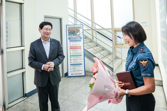 3일 용인동부경찰서에서 이상일 시장(왼쪽)이 김민희 경위에게 감사의 뜻을 전하고 있다. (사진 = 용인특례시)
