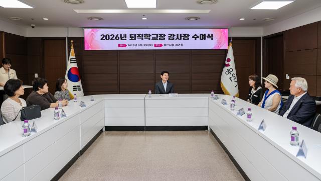 이상일 용인특례시장이 지난달 31일 퇴직한 학교장들과 차담회을 열고 용인 교육의 발전을 위해 노력한 퇴직 학교장들에게 감사의 뜻을 전하고 있다. (사진 = 용인특례시)