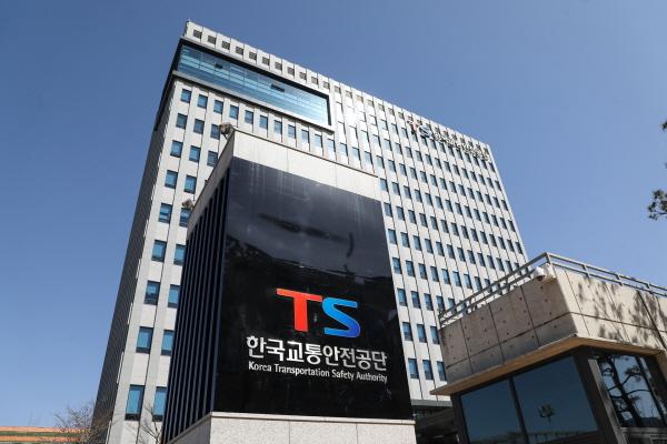 한국교통안전공단 자동차안전연구원은 3일 SDV(소프트웨어 중심 자동차) 운행과 미래 모빌리티 시대에 대비하여 차량과 도로이용자 간 커뮤니케이션 기술의 국제 안전기준을 논의하기 위한