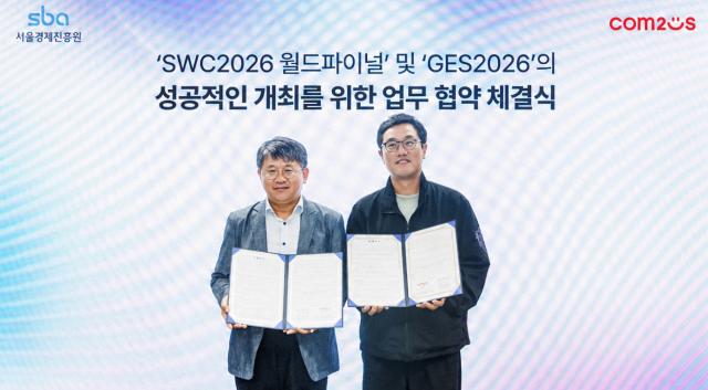 컴투스 박영주 마케팅&콘텐츠 센터장(우)과 SBA 문구선 창조산업본부장이 업무협약을 체결하고 기념 촬영을 하고 있다. (사진 = 컴투스)