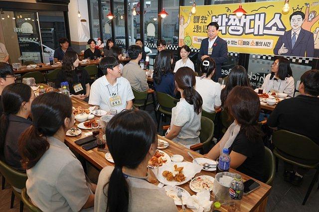박성현 광양시장이 다양한 부서에서 근무하는 9급 직원들과 저녁식사 함께하며 자유롭게 이야기를 나누고 있다 (사진 = 광양시청)