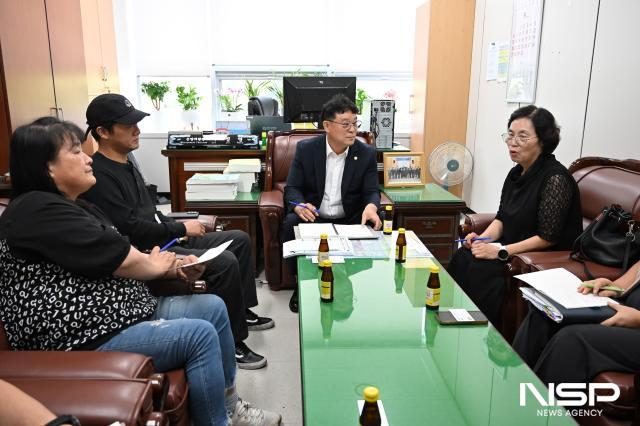 이진영 완주군의회 운영위원장(가운데)이 지난 3일 신임 삼례시장 상인회장단, 완주군 관계부서와 간담회를 열고 구도심 활성화 방안을 논의했다. (사진 = 완주군의회)