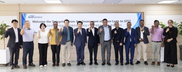 구충곤 광양경자청장과 동티모르 정부대표단 기념 찰영 (사진 = 광양만권경제자유구역청)
