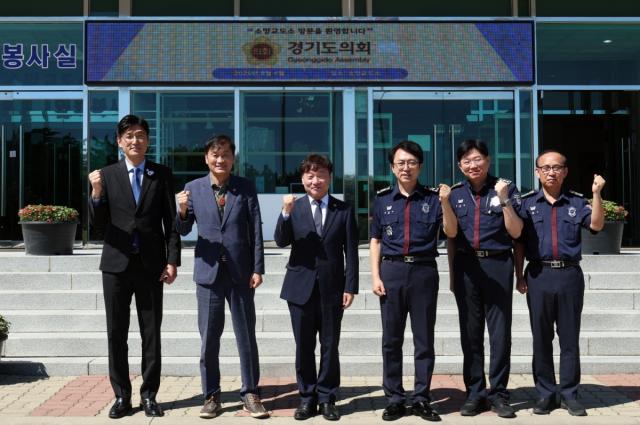 남종섭 경기도의회 의장이 4일 민영교도소인 여주 소망교도소를 찾아 현장 정담회 후 교정 관계자들과 기념촬영을 하고 있다. (사진 = 경기도의회)