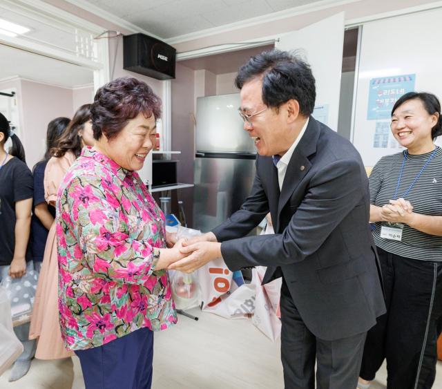 진교훈 서울 강서구청장(오른쪽)이 4일 등촌7단지 어르신사랑방을 찾아 직접 빚은 송편이 담긴 사랑의 꾸러미를 어르신께 전달하고 있다. (사진 = 강서구청)